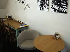 円卓&待合コーナー